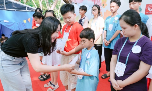 ACDC awards 17 scholarships to children in special circumstances in Hue city
